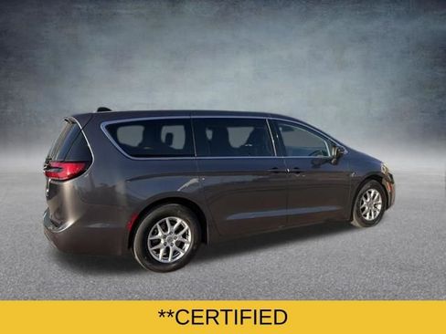 Used 2023 Chrysler Pacifica Touring-L image 4