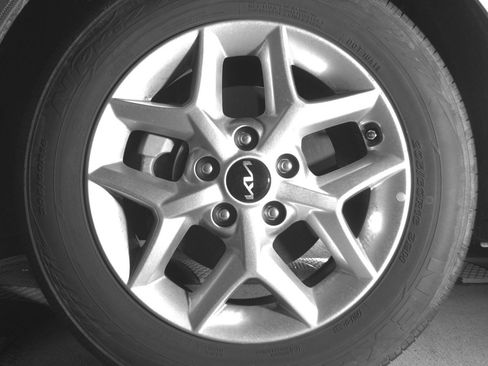 Used 2025 Kia Soul LX w/ LX Technology Package FWD image 12