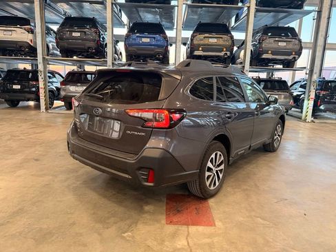 Used 2022 Subaru Outback Premium image 3