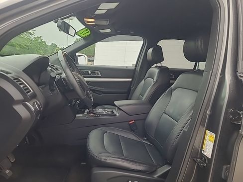 Used 2017 Ford Explorer XLT w/ Equipment Group 202A AWD/4WD image 11
