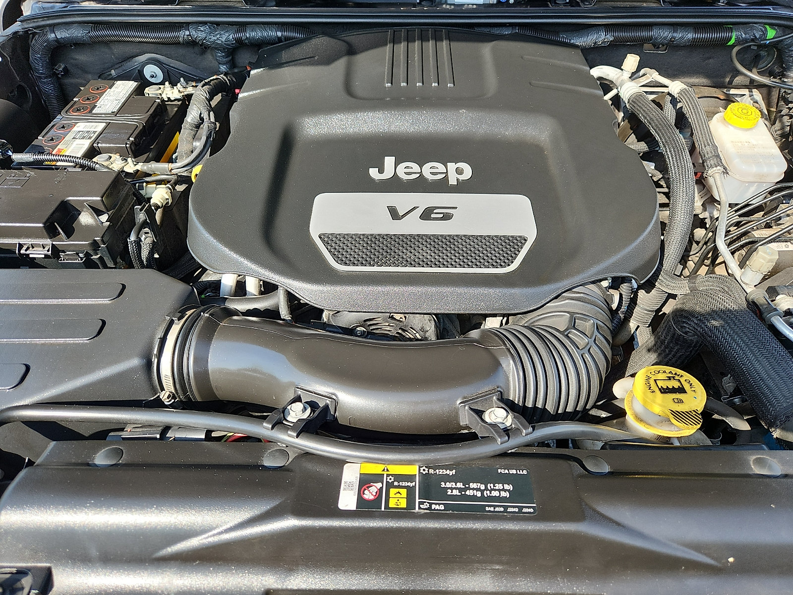 Used 2017 Jeep Wrangler Unlimited Sahara w/ Connectivity Group AWD/4WD image 28