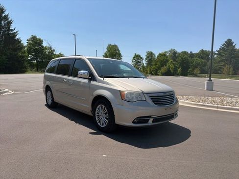 Used 2013 Chrysler Town & Country Touring-L w/ Driver Convenience Group FWD image 7