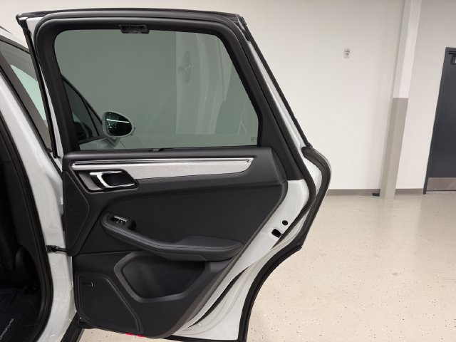 Certified 2026 Porsche Macan AWD/4WD image 37