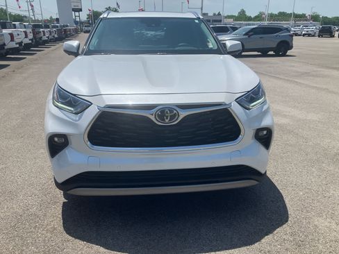 Certified 2026 Toyota Highlander Platinum AWD/4WD image 3