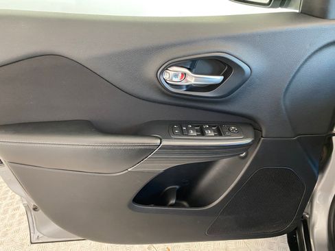 Used 2015 Jeep Cherokee Latitude w/ Cold Weather Group image 12