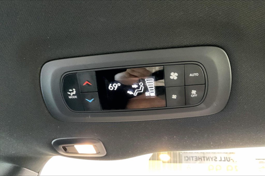 Used 2025 Chrysler Pacifica Limited FWD image 16