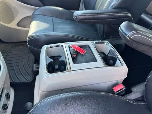 Used 2015 Chrysler Town & Country Touring-L w/ Driver Convenience Group FWD image 16