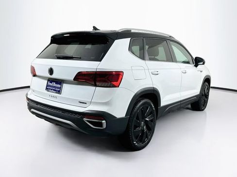Certified 2023 Volkswagen Taos SE w/ Panoramic Sunroof Package AWD/4WD image 8