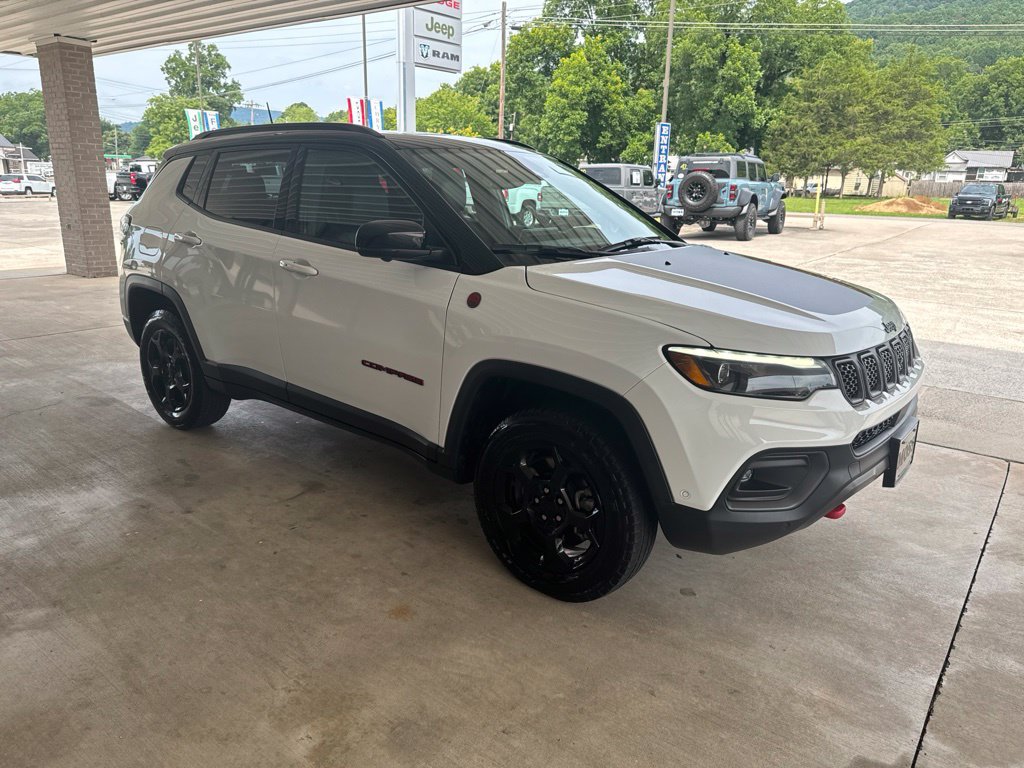 Used 2023 Jeep Compass Trailhawk w/ Trailhawk Elite Group AWD/4WD image 3