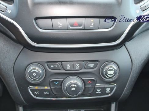 Used 2021 Jeep Cherokee Latitude Plus FWD image 17
