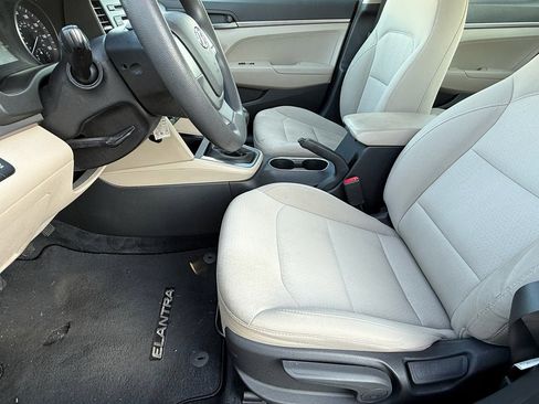 Used 2017 Hyundai Elantra SE image 11