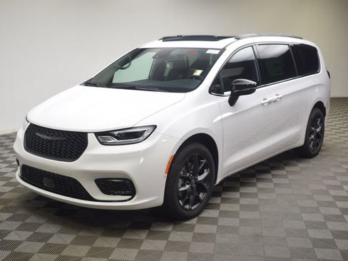 New 2026 Chrysler Pacifica Limited w/ S Appearance Package image 16