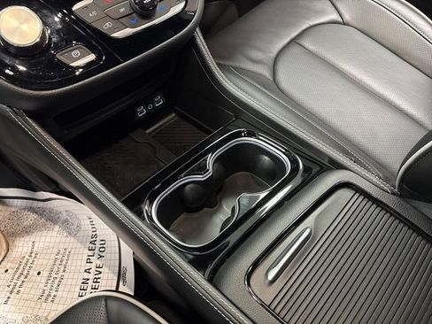 Used 2025 Chrysler Pacifica Limited image 24