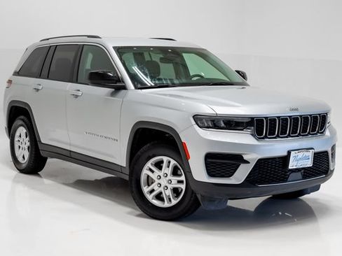 Used 2024 Jeep Grand Cherokee Laredo AWD/4WD image 6