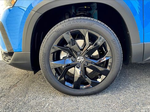 Certified 2024 Volkswagen Taos SE image 8