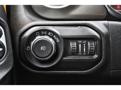 Used 2019 Jeep Wrangler Unlimited Sahara w/ Uconnect 4C Nav & Sound Group AWD/4WD image 20