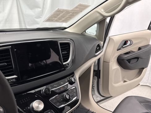 Used 2023 Chrysler Pacifica Touring-L FWD image 21