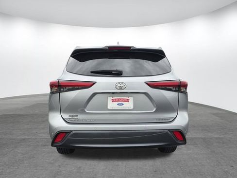 Used 2023 Toyota Highlander Limited FWD image 5