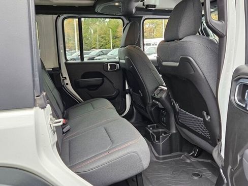 Used 2024 Jeep Wrangler Unlimited Rubicon w/ Technology Group image 15