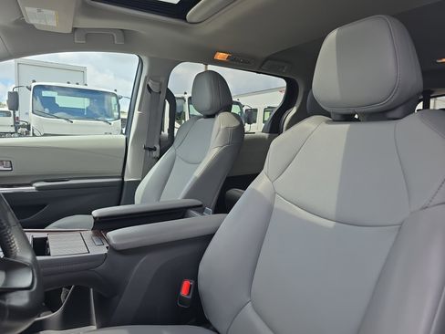 Used 2024 Toyota Sienna XLE FWD image 23