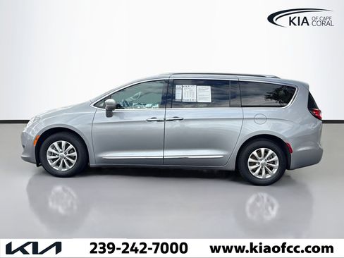 Used 2020 Chrysler Pacifica Touring-L image 2