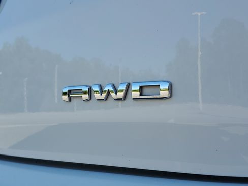 Used 2024 GMC Terrain SLT AWD/4WD image 8