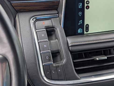 Used 2023 Chevrolet Suburban Premier image 16