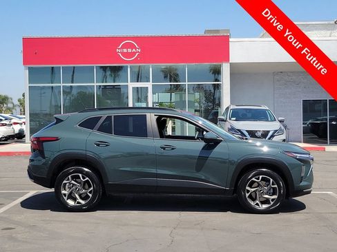 Used 2025 Chevrolet Trax LT FWD image 32