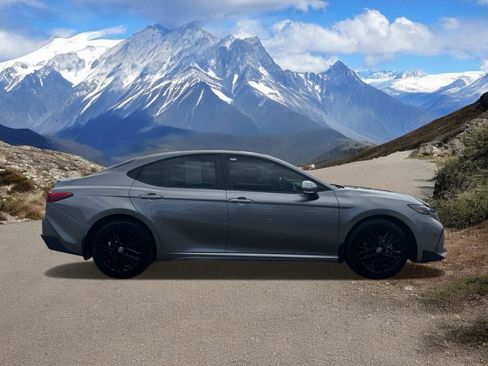 Used 2025 Toyota Camry SE w/ Convenience Package image 6