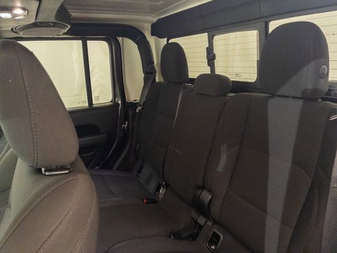Used 2023 Jeep Gladiator Sport image 11