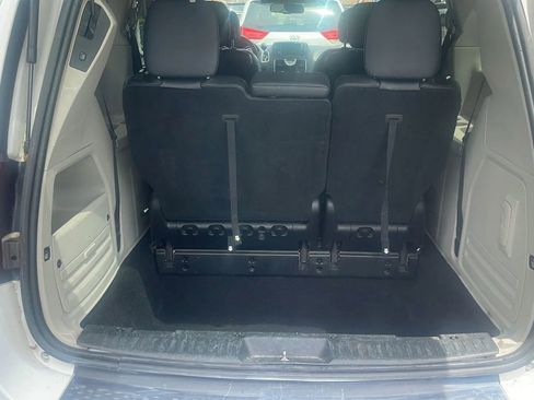 Used 2013 Chrysler Town & Country Touring FWD image 10