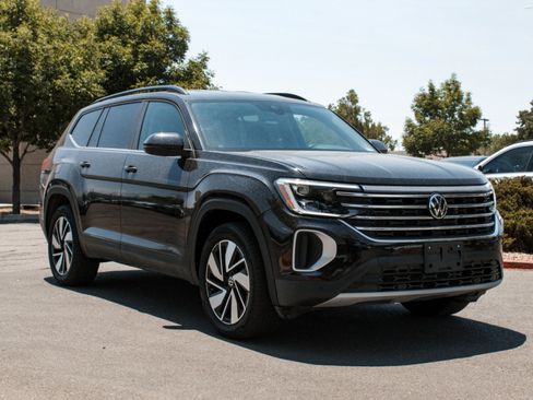 Used 2025 Volkswagen Atlas SE AWD/4WD image 3