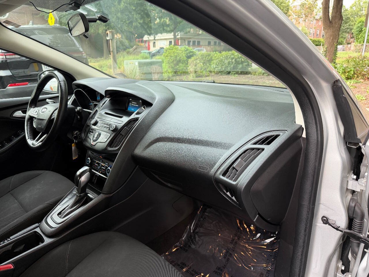Used 2015 Ford Focus SE w/ SE Cold Weather Package FWD image 20
