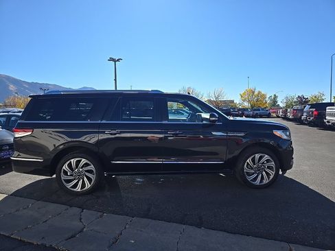 Used 2024 Lincoln Navigator L 4WD image 4