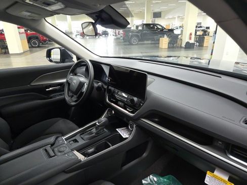 New 2026 Toyota Grand Highlander LE image 9