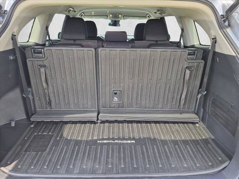 Used 2021 Toyota Highlander LE AWD/4WD image 6