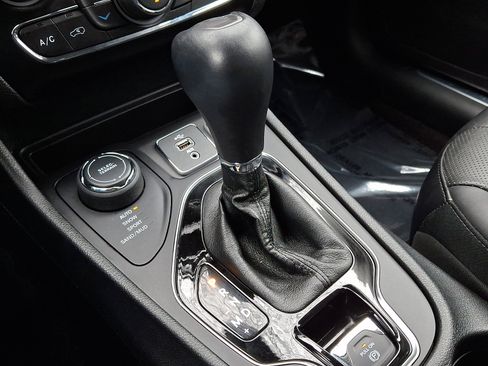 Used 2019 Jeep Cherokee Limited w/ Technology Group image 15