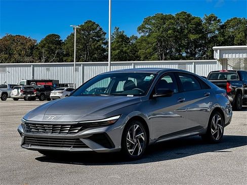 Used 2025 Hyundai Elantra Sport image 4
