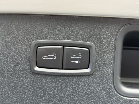 Certified 2025 Porsche Macan image 16