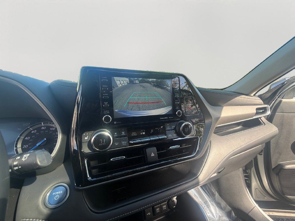 Used 2021 Toyota Highlander XLE AWD/4WD image 16