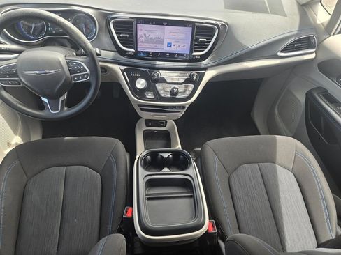 Used 2021 Chrysler Pacifica Touring FWD image 7