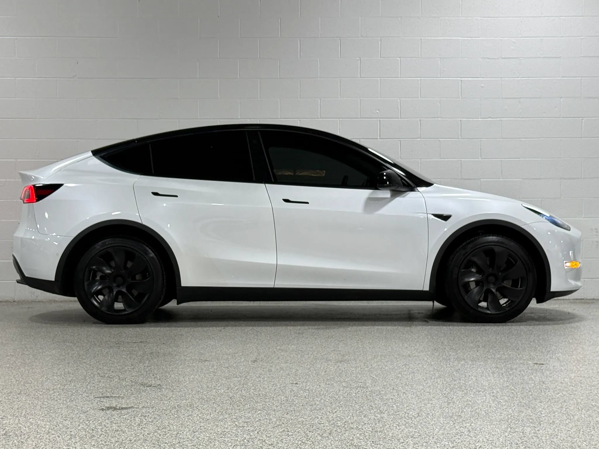Used 2022 Tesla Model Y Long Range AWD/4WD image 5