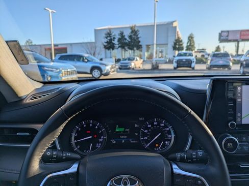 Used 2020 Toyota Highlander XLE image 32