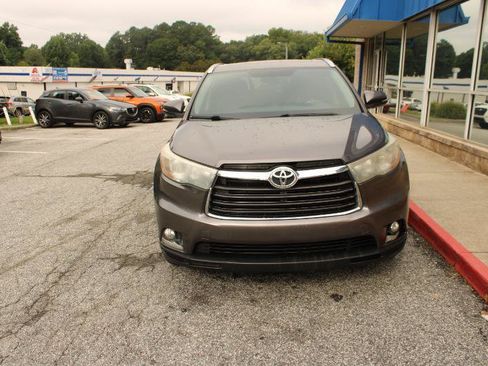 Used 2016 Toyota Highlander Limited FWD image 2