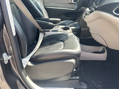 Used 2023 Chrysler Pacifica Touring-L FWD image 13