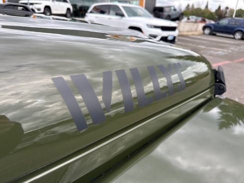 Used 2023 Jeep Gladiator Willys image 11