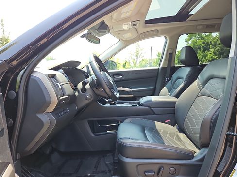 Certified 2023 Nissan Pathfinder Platinum AWD/4WD image 13