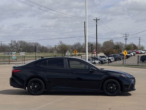 Used 2025 Toyota Camry SE image 3