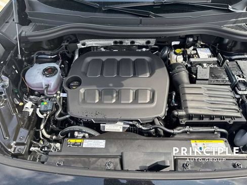 Used 2025 Volkswagen Tiguan SE FWD image 36