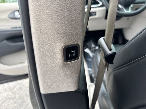 Used 2023 Chrysler Pacifica Touring-L FWD image 35